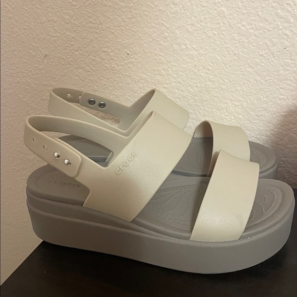 Crocs Platform sandals 
Like new - Picture 3 of 3